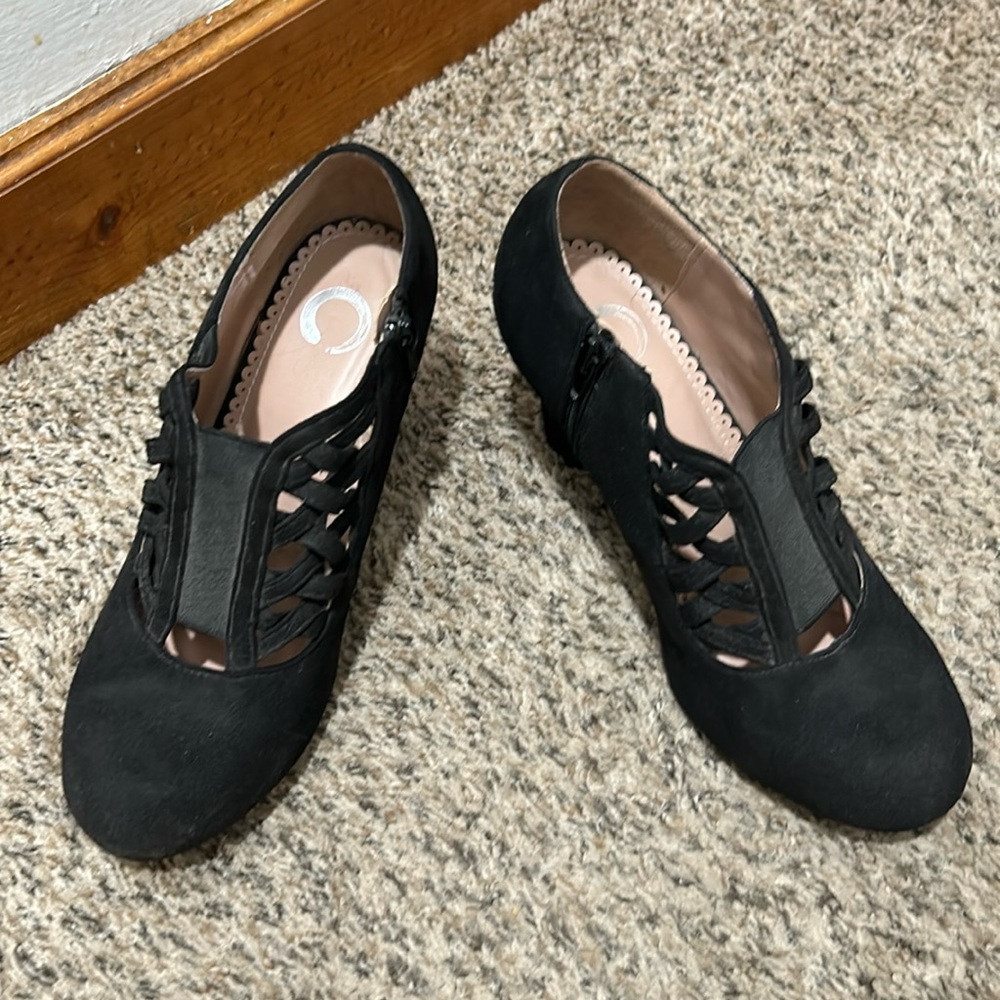 Journeys dress shoes size 8 wide.